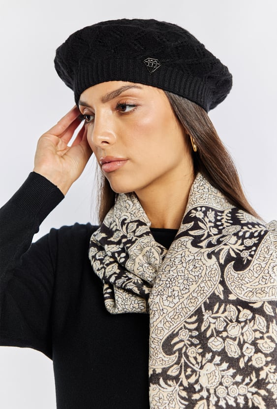 Beret damski z biżuteryjną broszką