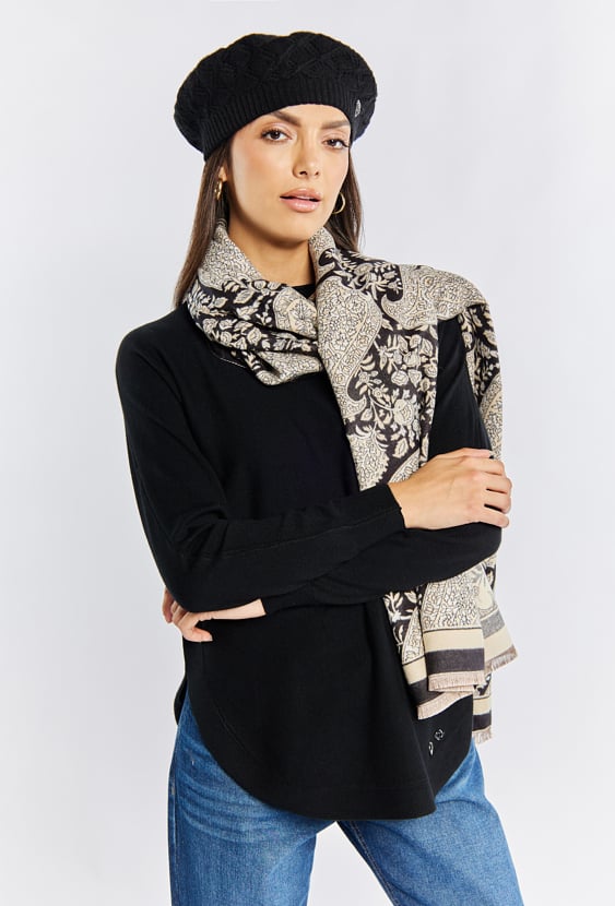 Beret damski z biżuteryjną broszką