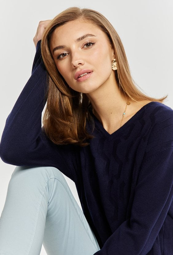 Sweter damski z delikatnym wzorem