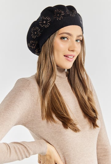 Czarny beret z aplikacjami