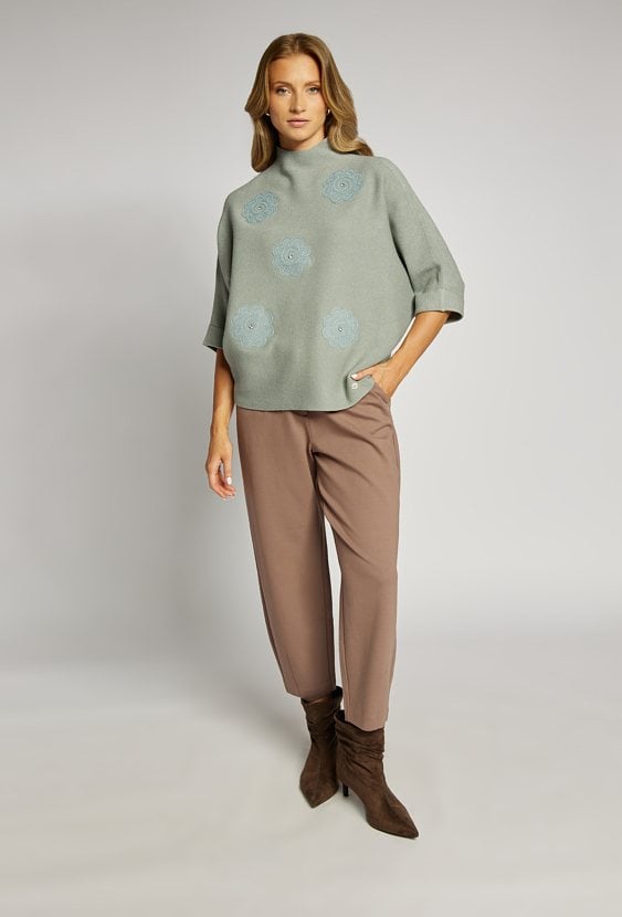 Sweter damski z haftami