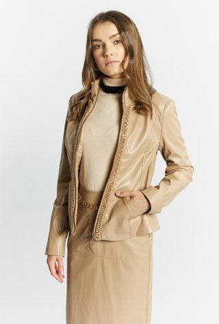 Żakiet z biżuteryjnym łańcuszkiem