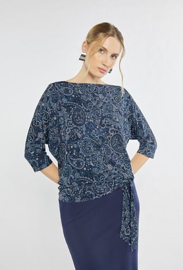 Wzorzysta bluzka z wiązaniem