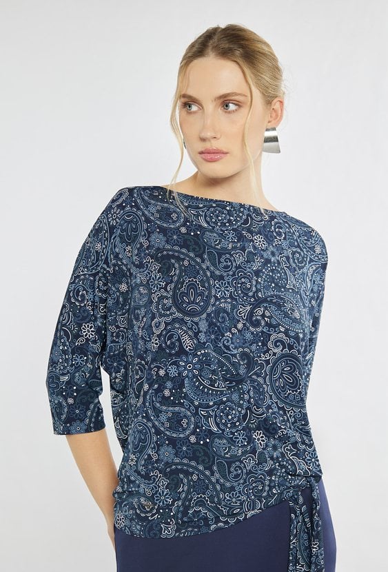 Wzorzysta bluzka z wiązaniem