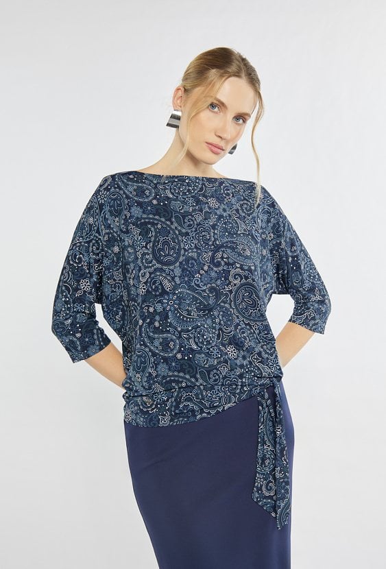 Wzorzysta bluzka z wiązaniem