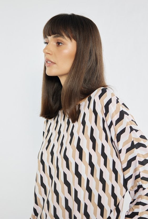 Wzorzysta bluzka z wiązaniem