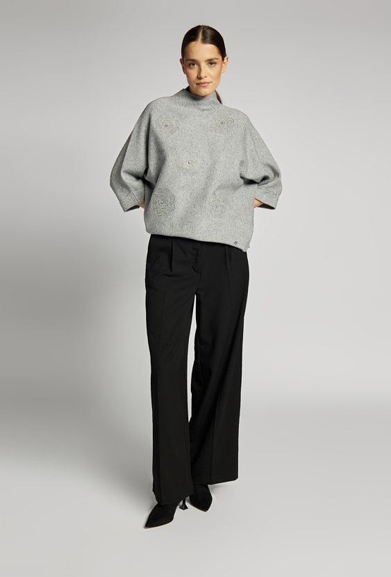 Sweter damski z haftami