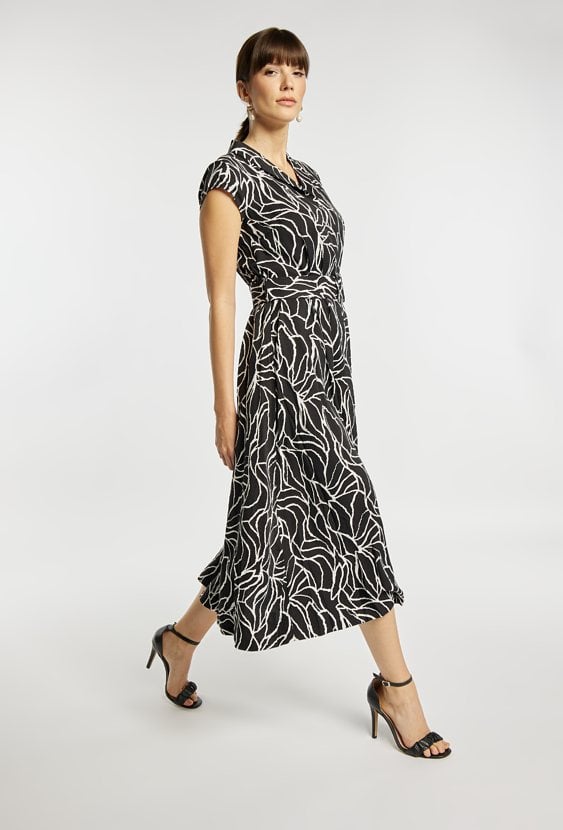 Wzorzysta sukienka z paskiem