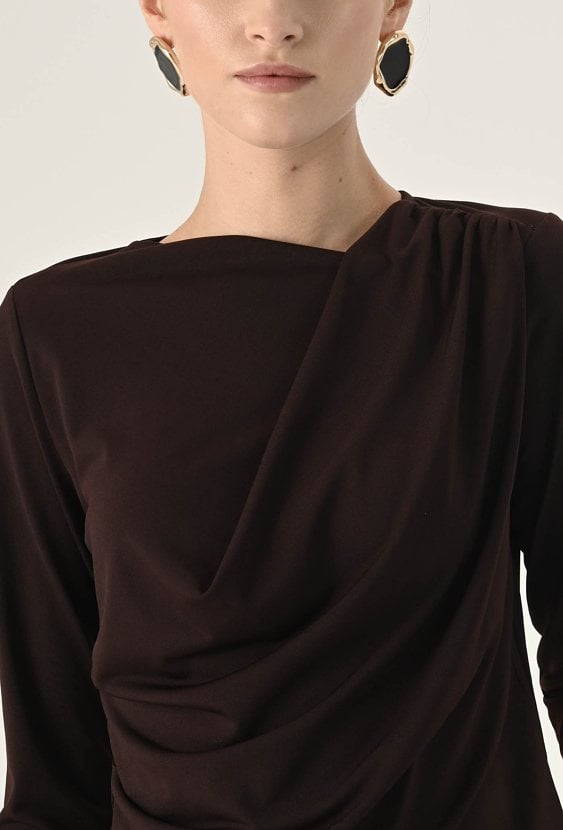 Brązowa asymetryczna bluzka z drapowaniem