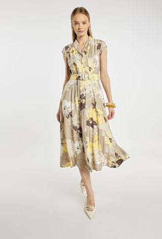 Wzorzysta sukienka z paskiem