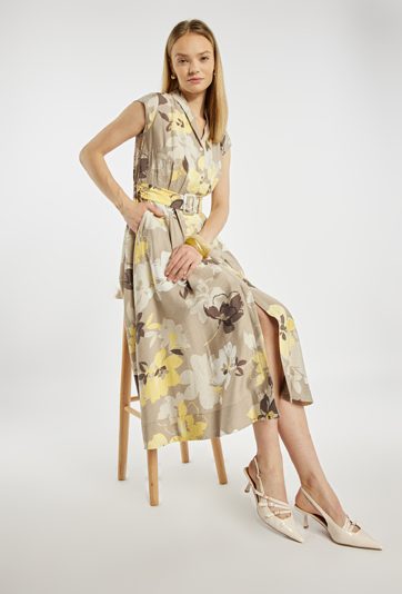 Wzorzysta sukienka z paskiem