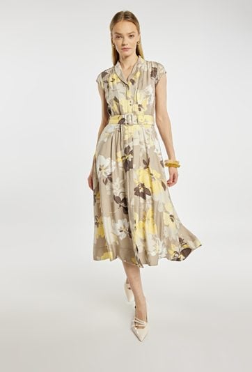 Wzorzysta sukienka z paskiem