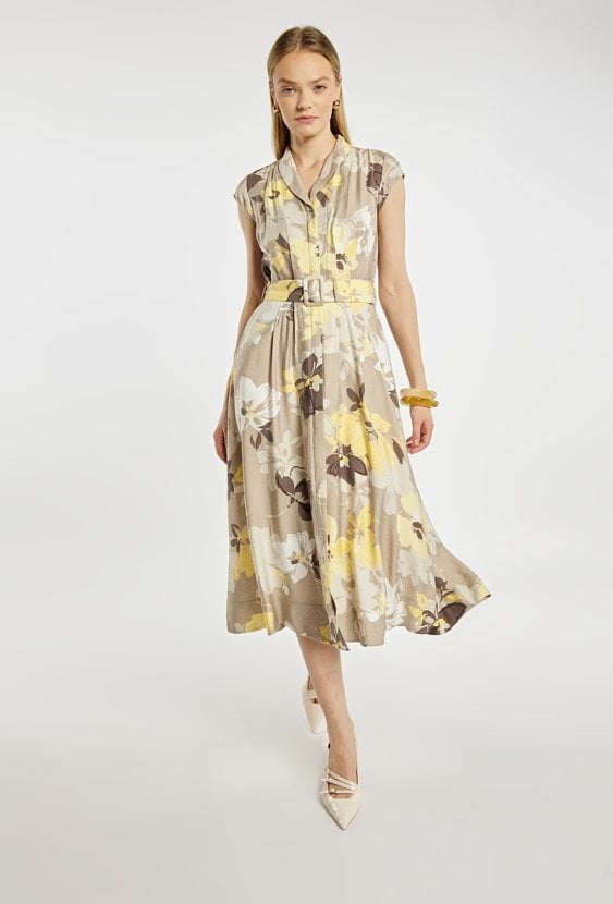 Wzorzysta sukienka z paskiem