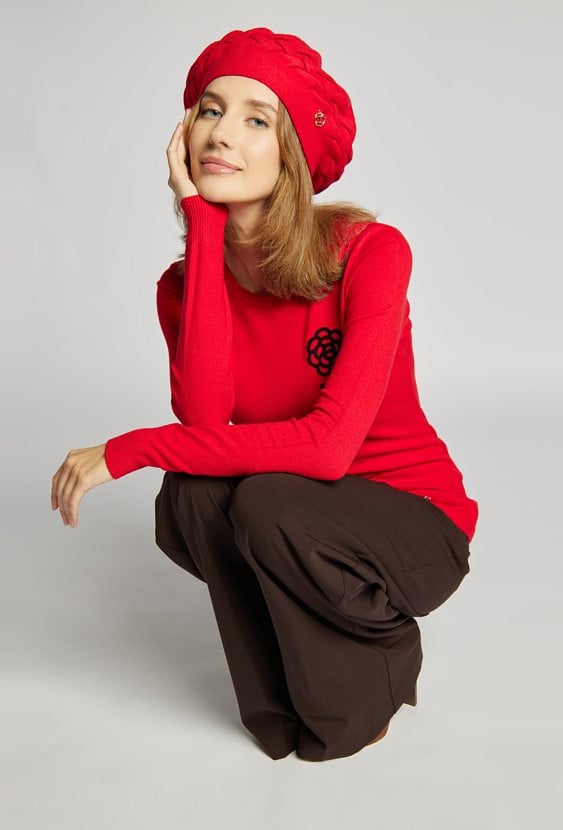 Czerwony beret damski