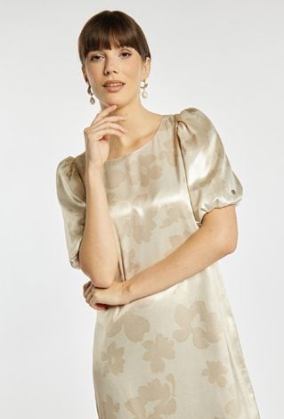 Elegancka sukienka w jasnym kolorze