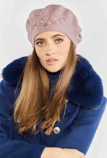 Beret damski z haftowanym wzorem