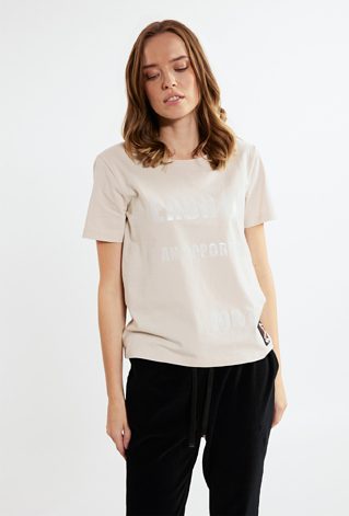 T-shirt z ozdobnym napisem