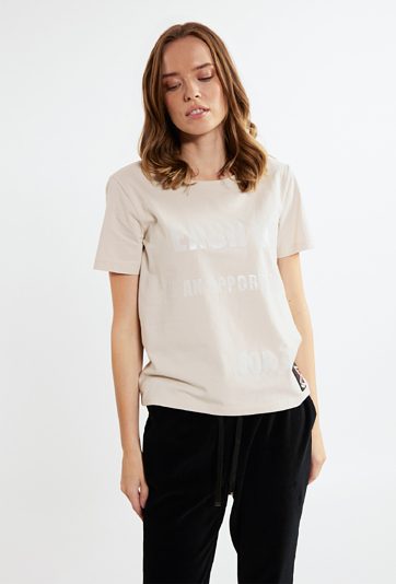 T-shirt z ozdobnym napisem