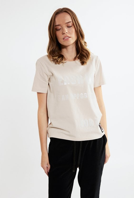 T-shirt z ozdobnym napisem