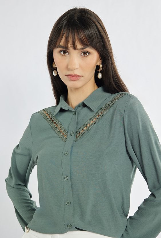 Koszula z ażurową wstawką