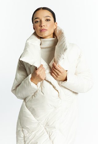 Płaszcz damski z obszernym kołnierzem