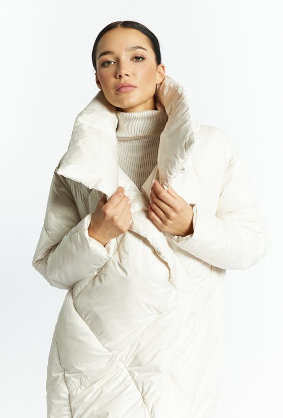 Płaszcz damski z obszernym kołnierzem