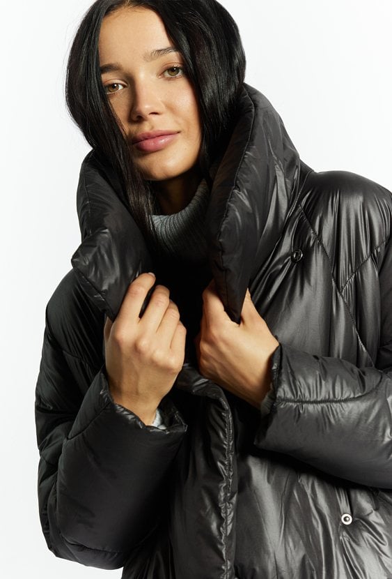 Płaszcz damski z obszernym kołnierzem