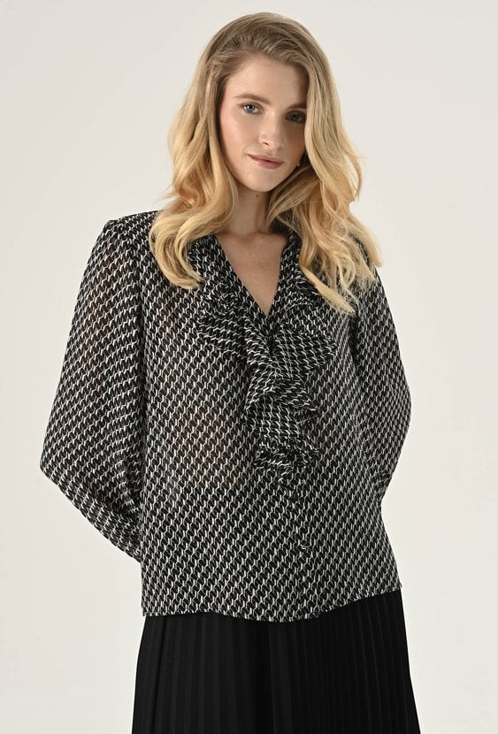 Bluzka ze zwiewnej tkaniny w biało-czarny wzór