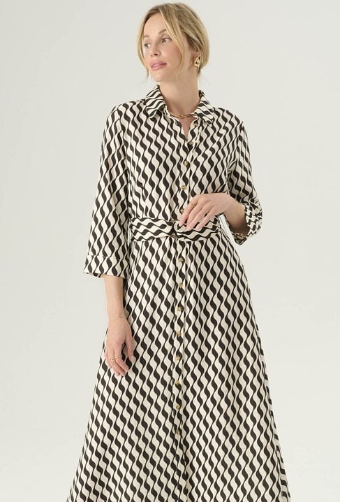 Długa sukienka w energetyczny print