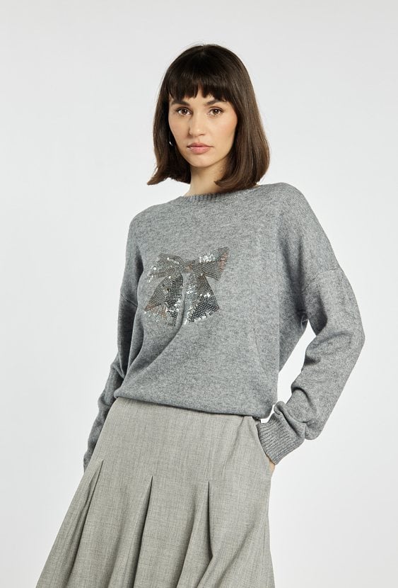 Sweter z cekinową kokardą