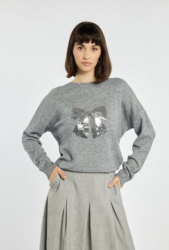 Sweter z cekinową kokardą