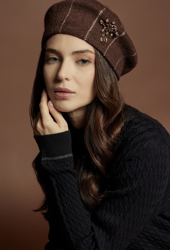 Beret damski z aplikacjami