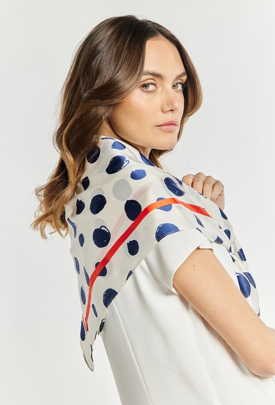 Apaszka z wzorem w kropki