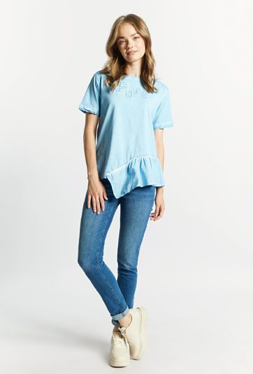 Dzianinowy T-shirt damski z falbanką