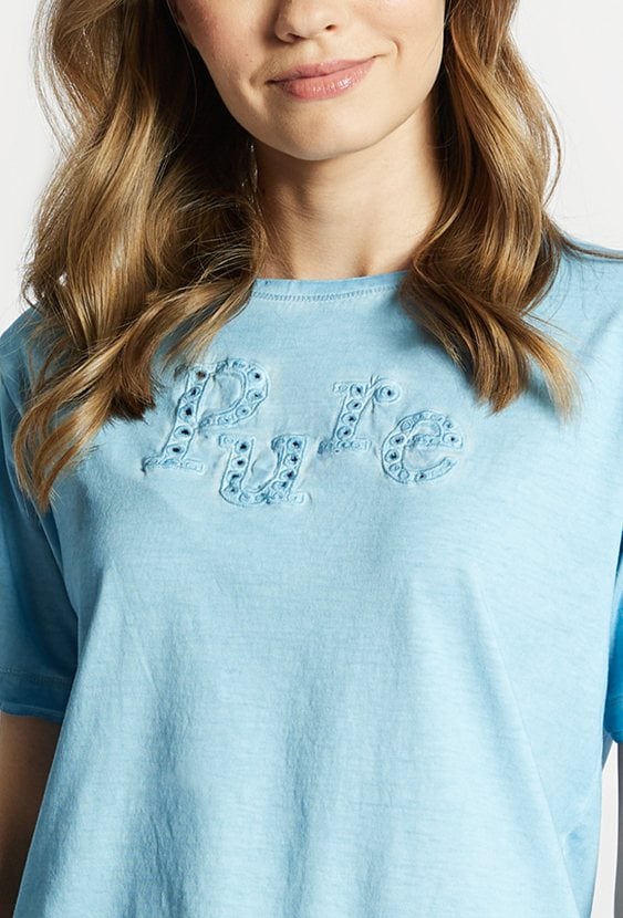 Dzianinowy T-shirt damski z falbanką