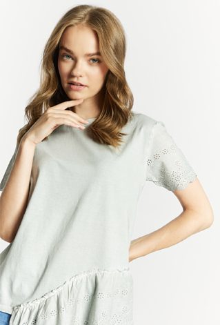 Bawełniany T-shirt damski z ażurową falbanką