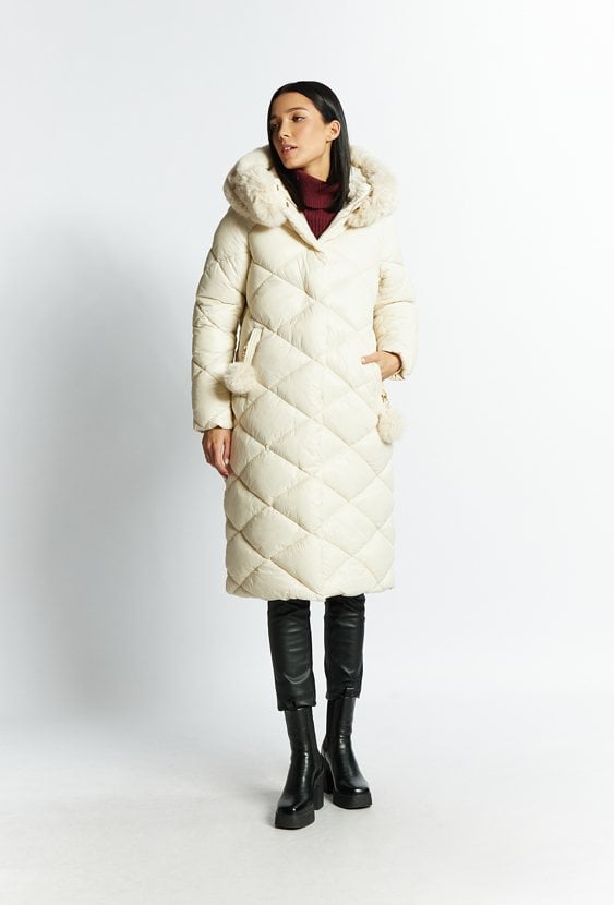 Płaszcz damski z ozdobnym pomponem