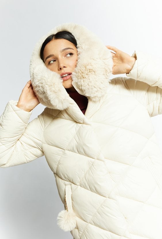 Płaszcz damski z ozdobnym pomponem