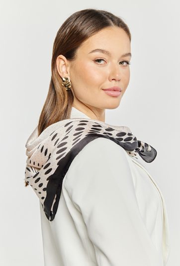 Apaszka z delikatnym wzorem