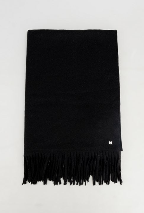 Czarny szal z domieszką wełny
