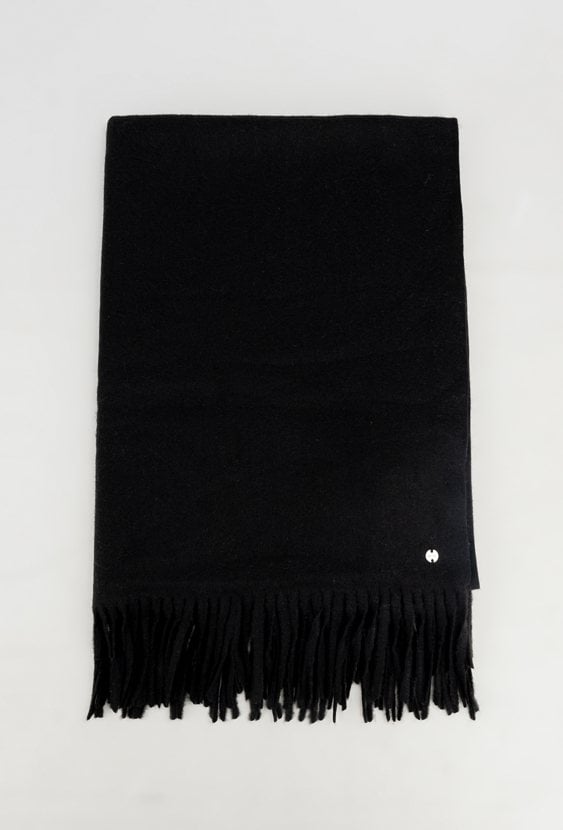 Czarny szal z domieszką wełny