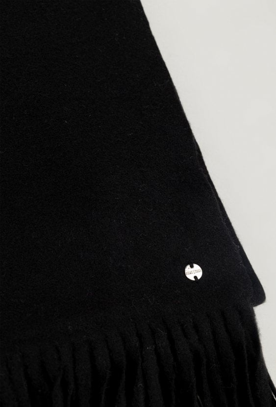 Czarny szal z domieszką wełny