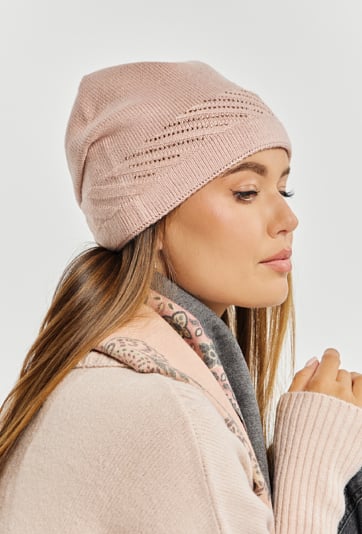 Czapka z subtelnymi dżetami