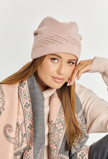 Czapka z subtelnymi dżetami