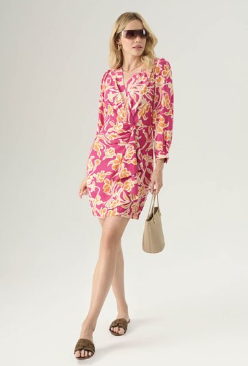 Wyrazista kobieca sukienka