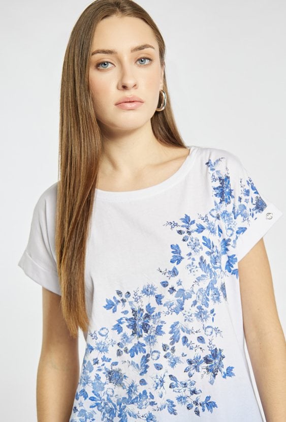 T-shirt damski w letnim stylu