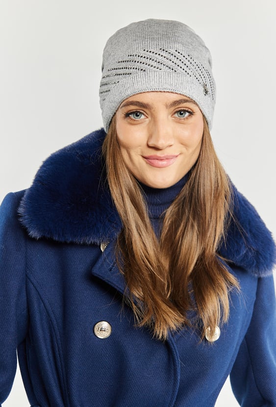 Czapka z subtelnymi dżetami