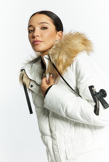 Pikowany płaszcz z kapturem