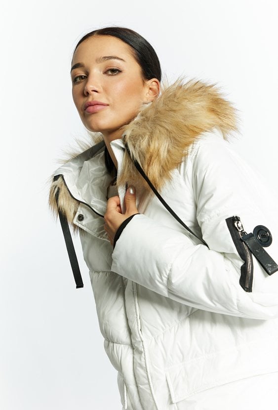 Pikowany płaszcz z kapturem