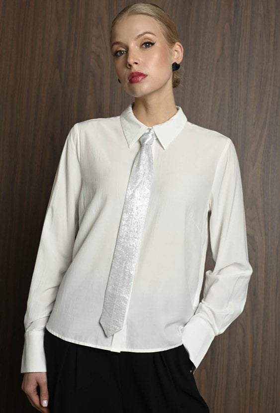 Koszula z ozdobnym krawatem